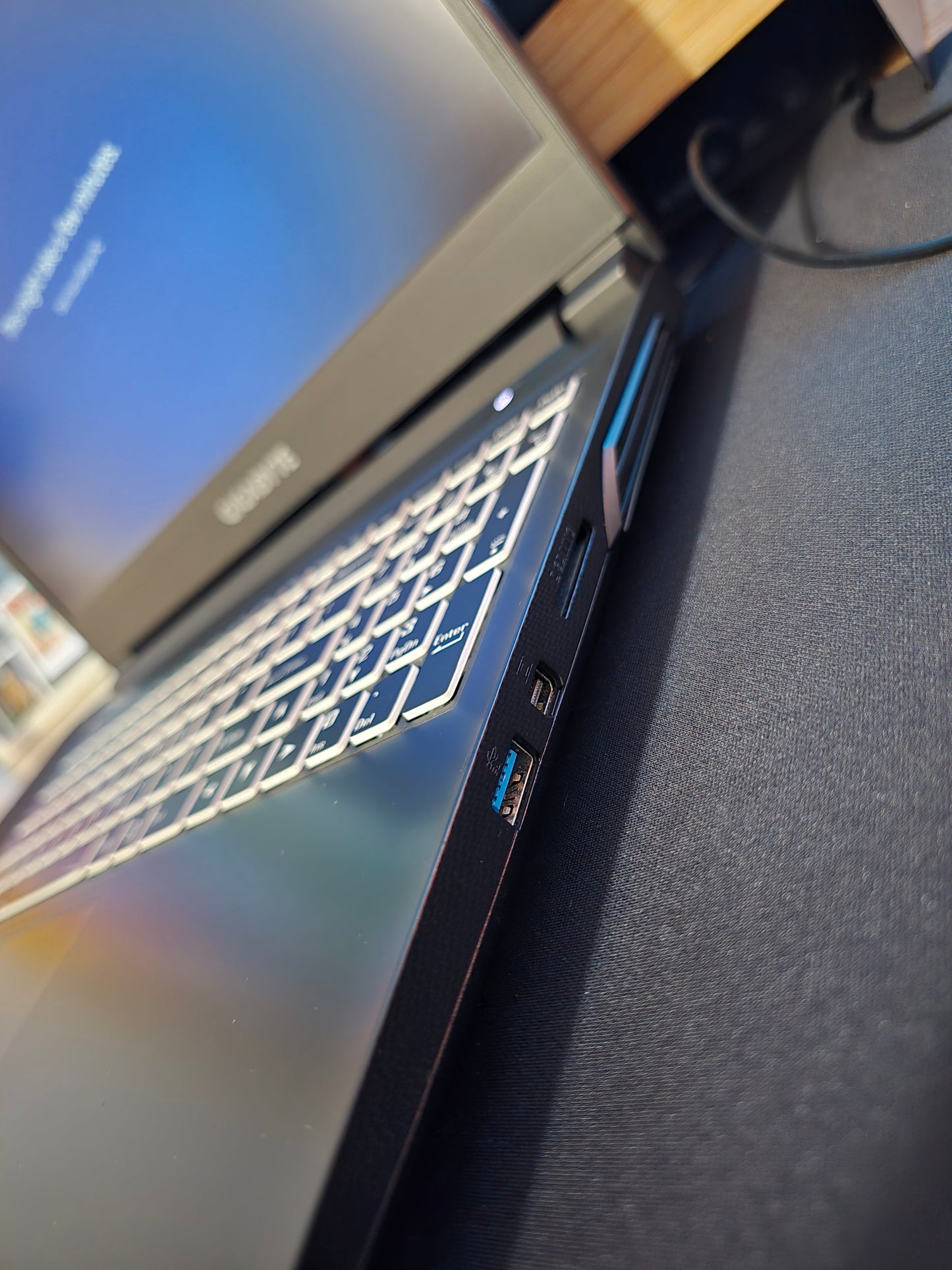 Laptop Gaming Gigabyte G5 KD RTX 3060, 32 GB RAM, 1.5 TB ( Remanufacturada)